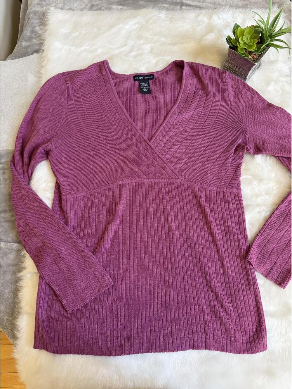 New York & Company Mauve Ribbed V-Neck Sweater Large
